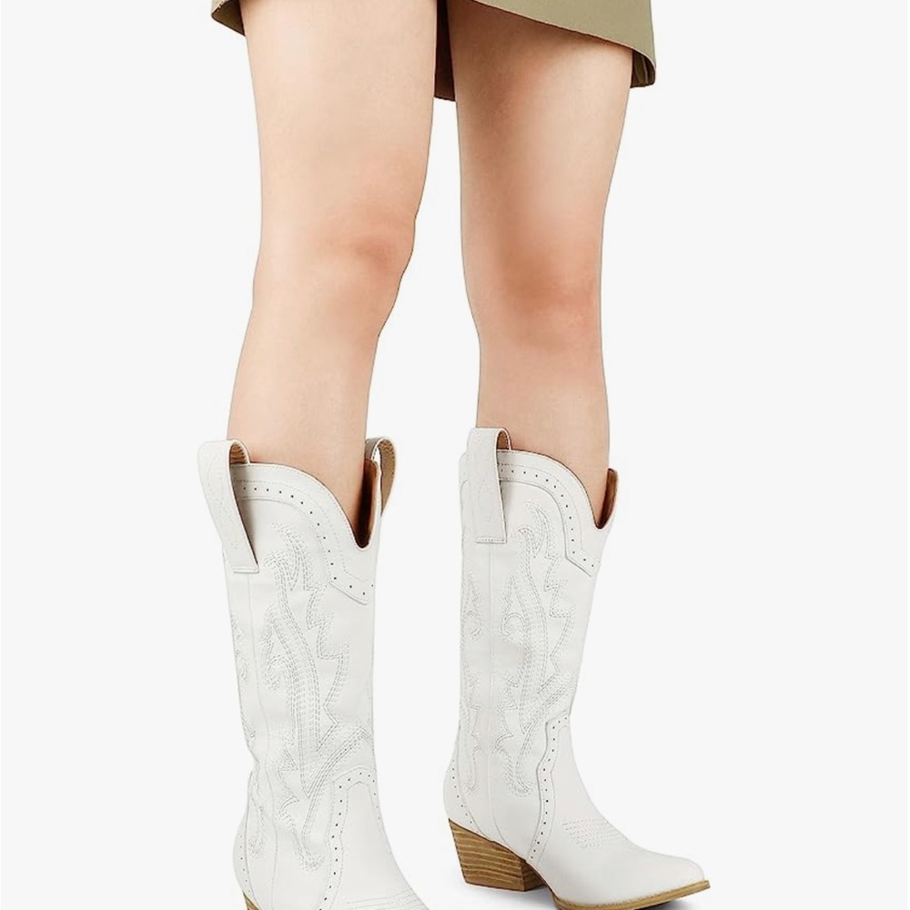 White mid calf woman’s cowboy boots size 9 cowgirl boots